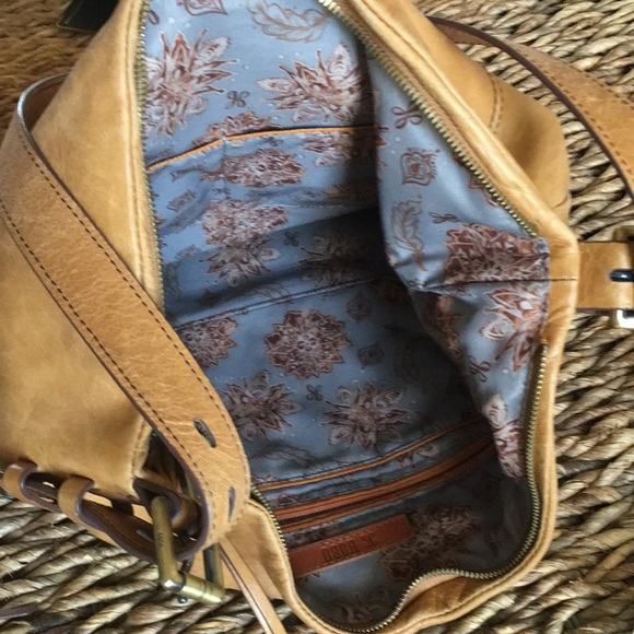 HOBO bag. Tan distressed leather. Hobo style. 12” x 15”. Very nice condition!! - Picture 6 of 9